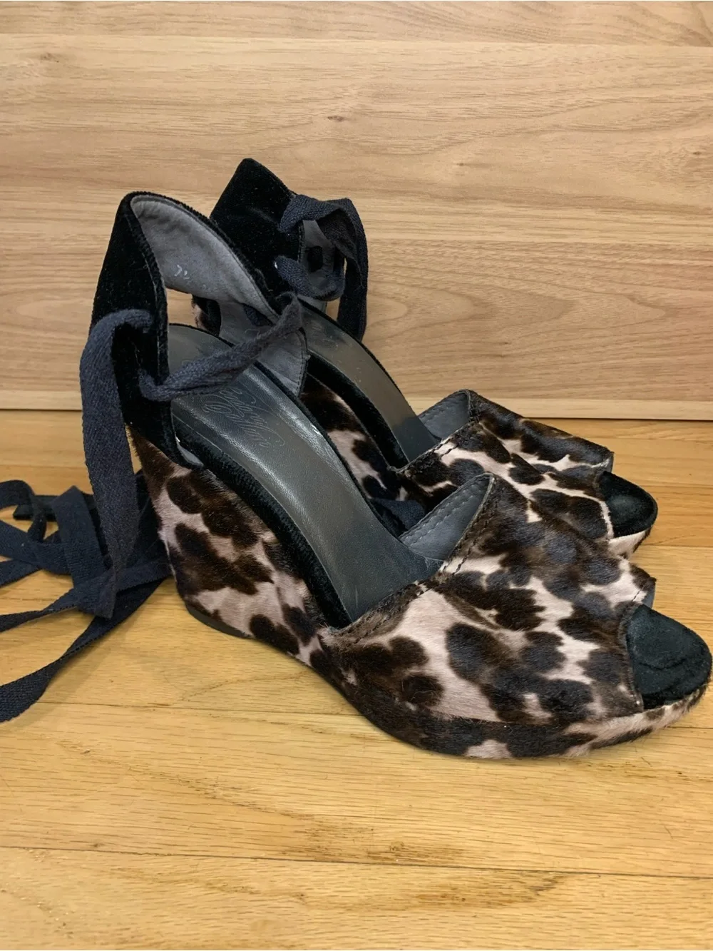 Stuart Weitzman  x Theodora & Callum Leopard Print Wedge Heels - Size 7.5 - Picture 2 of 8